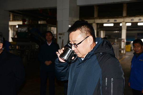 華潤雪花啤酒董事長兼總經理侯孝海 參觀考察山東景芝白酒有限公司