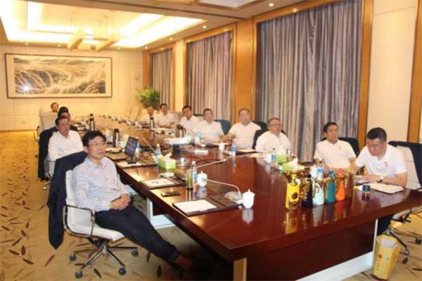 山東景芝白酒有限公司干部黨員集體收看中國共產黨第二十次全國代表大會開幕會現場直播