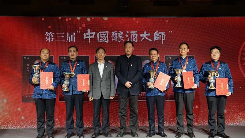 景芝白酒再添一位“中國釀酒大師”！